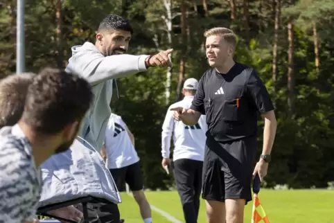 Maurizio De Vico (links), der Trainer der U17 des FCK, diskutiert im Spiel gegen Frankfurt mit dem Schiedsrichter-Assistenten. 