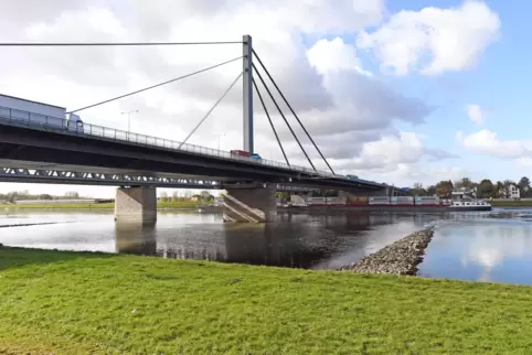 Die bestehende Brücke über den Rhein soll entlastet werden. 
