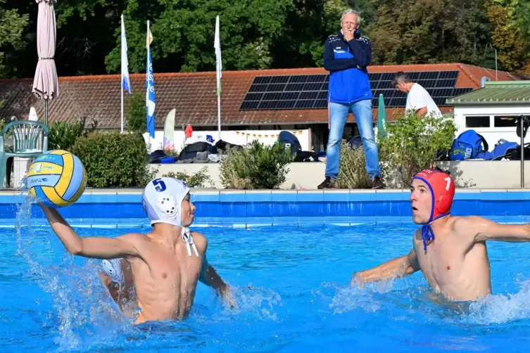 Im Jugendtraining immer am Beckenrand: SCNTrainer Peter Jacqué. 