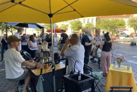 Königsplatz als Speise- und Spielfläche: gut besuchter Parking Day. Königsplatz als Speise- und Spielfläche: gut besuchter Parking Day.
