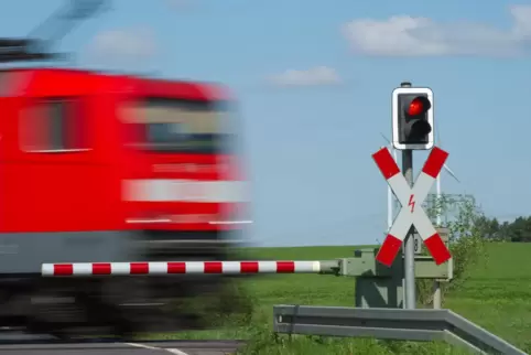 Bahnübergang: In jüngster Zeit häufen sich in Römerberg die Sperrungen. 