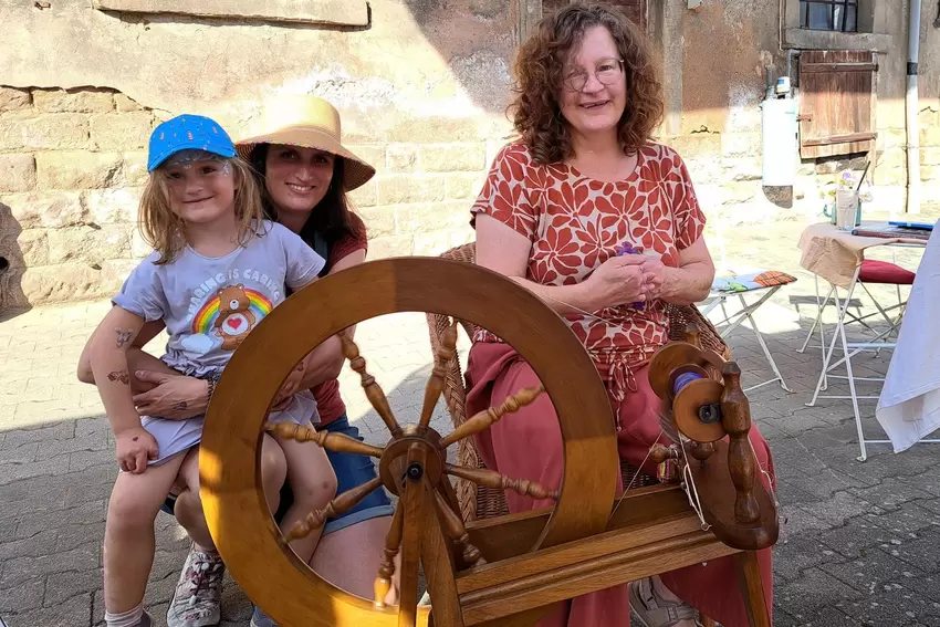 Gewandt am Spinnrad: Christa Koch aus Wahnwegen. Nele (links) und Alina aus Albessen sind von dem alten Handwerk schwer begeiste