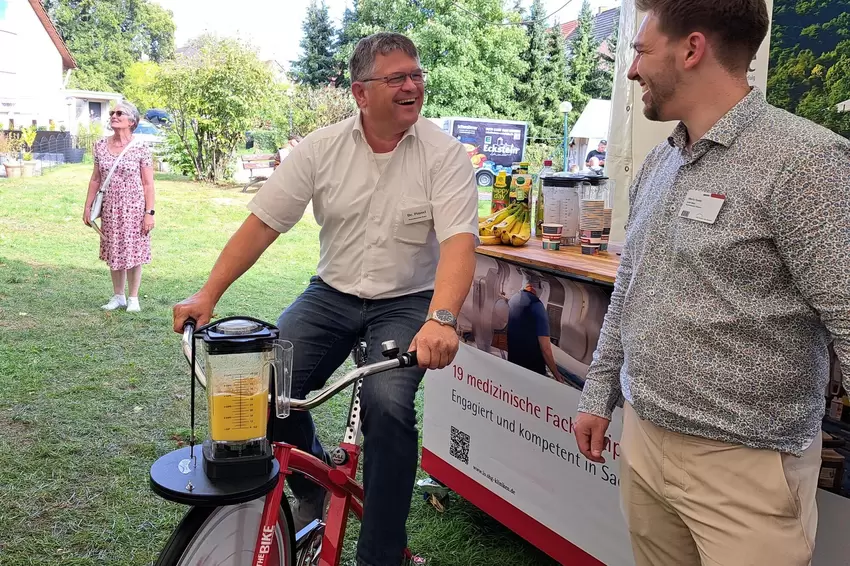 Hilft gegen Durst und trägt zur Fitness bei: das »Smoothie-Bike« am Stand des Adipositas-Netzwerks.
