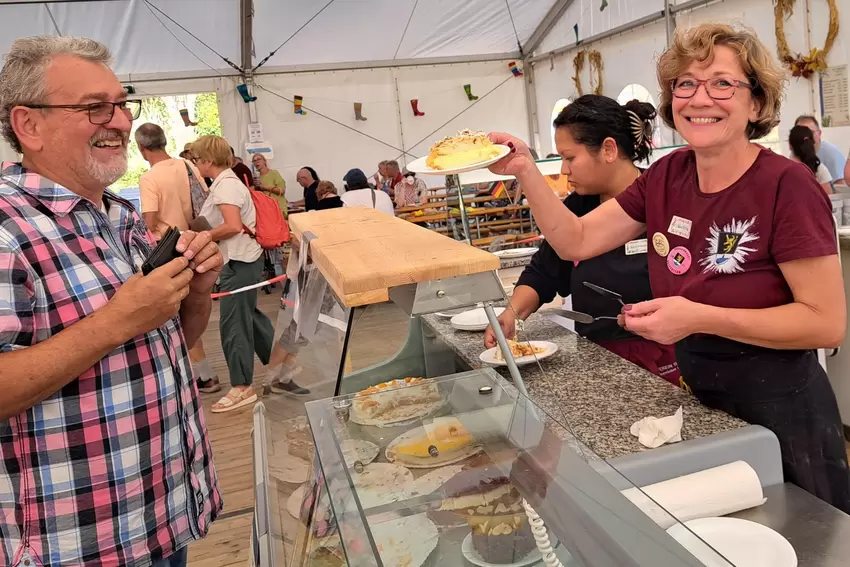 Süßes an der Kuchentheke: im Festzelt half Violetta Gießler mit, auf dem Bike oder beim Spaziergang verbrauchte Kalorien wieder