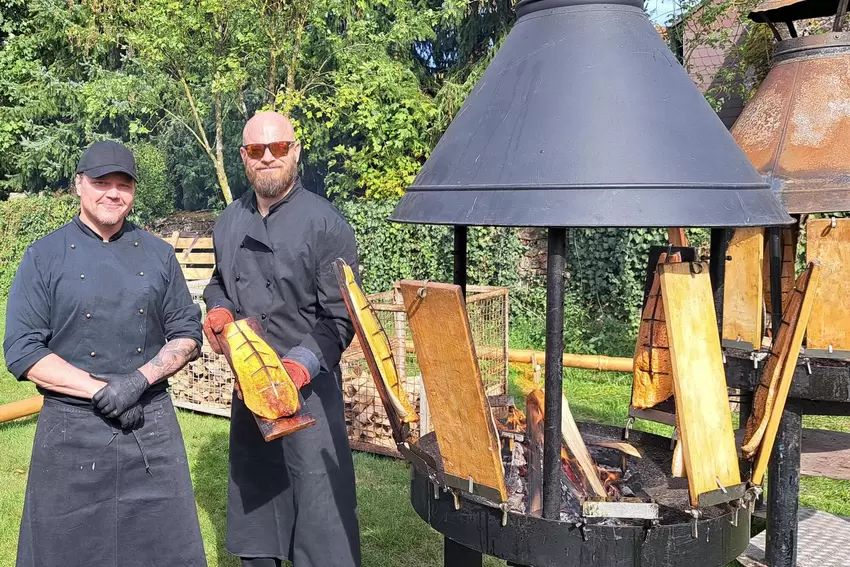 Feinster Fisch direkt vom Grill: Die Finnen sind mit 200 Kilo Lachs im Gepäck in Konken angereist.