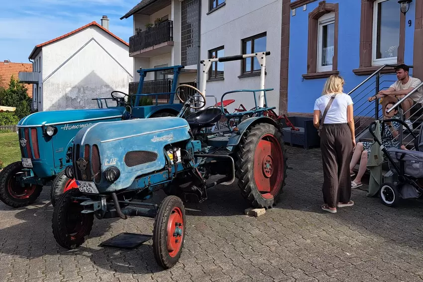 Betagte Schnauferl: einige Oldtimer-Traktoren gab es zu bewundern.