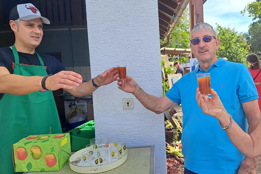 Frisch gekeltert: Apfelsaft schenkte der Obst- und Gartenbauverein aus.