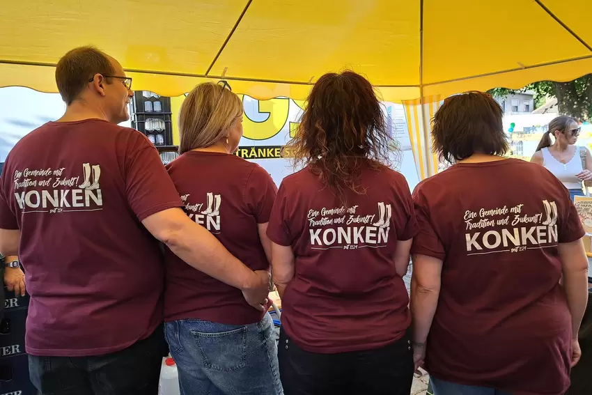 Mit Tradition und Zukunft und vor allem im Einsatz fürs Dorf: Helfer am Getränkestand beim Bauernmarkt in Konken.