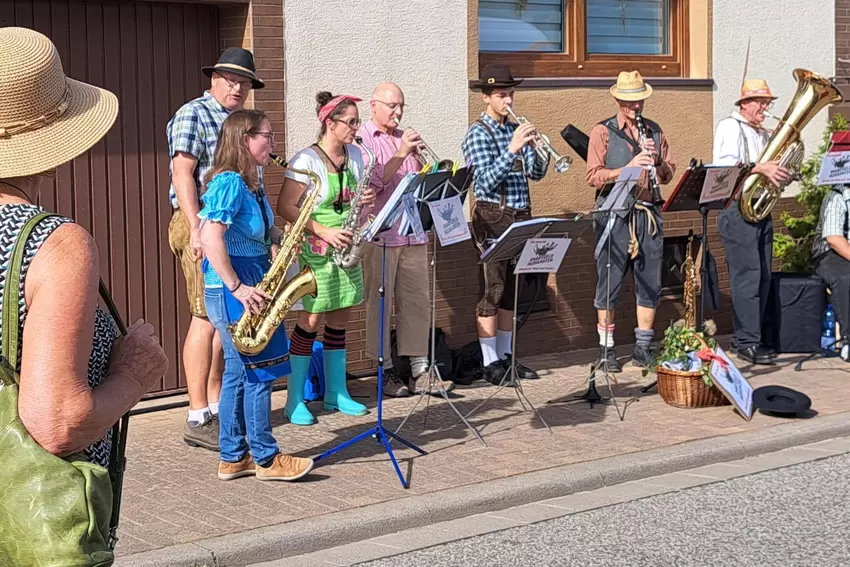 Spielten Ständchen - nicht nur für bare Münze, vielmehr gerne: Hartgeldmusikanten auf dem Bauernmarkt.
