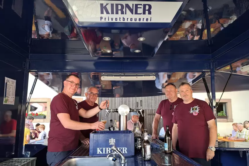 Durst konnte ein Fremdwort bleiben – dank vieler, vieler Helfer. Am Bierstand hat sich eins der Teams ablichten lassen.