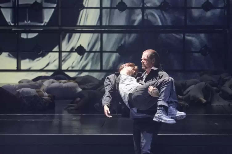 Judas (Patrick Stanke) trägt den erschöpften Superstar Jesus (Gunnar Frietsch). 
