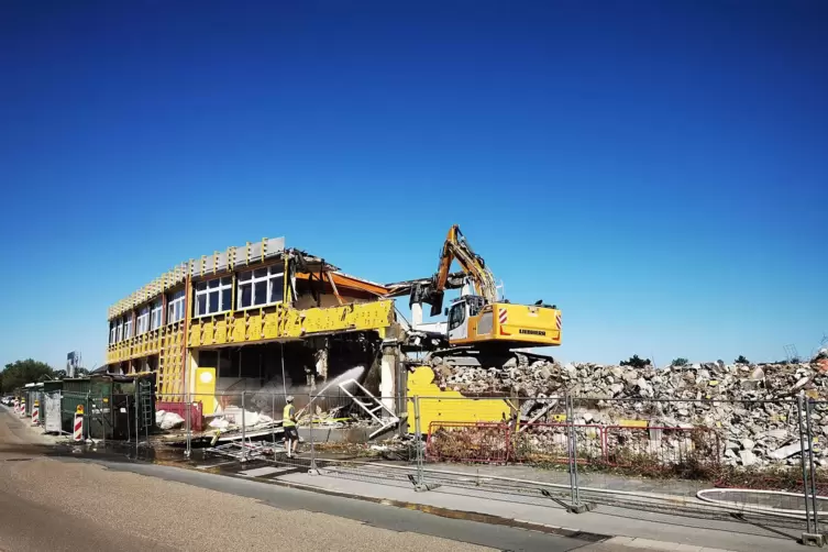 Mitte August war noch der Eingang des fr&uuml;heren Werks zu erkennen. Danach fra&szlig; sich der Bagger in Frankenthal immer weiter durch 