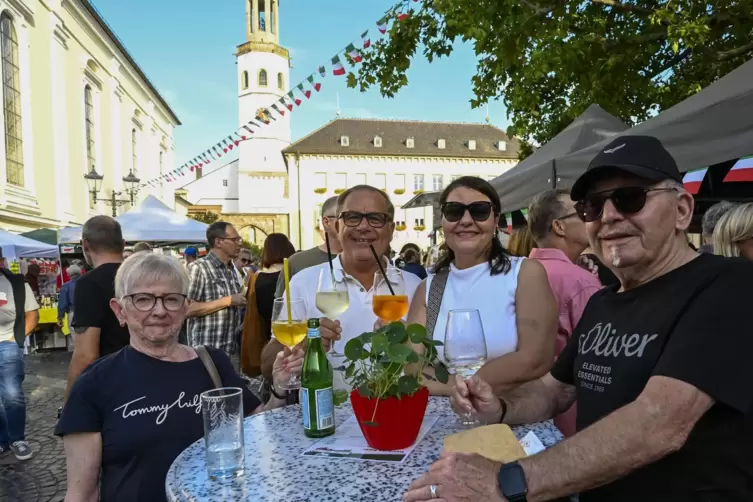 Fr&ouml;hliche Besucher in der Frankenthaler Innenstadt.
