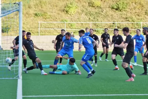 Chaos im Strafraum der Portugiesen: Jonas Fehrentz vom SV Nanz-Dietschweiler ( Vierter von links stehend) schafft es, im Getümme
