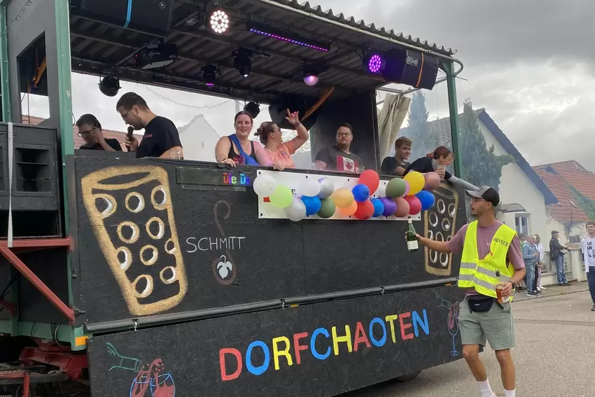 Der Wagen der »Dorfchaoten«.