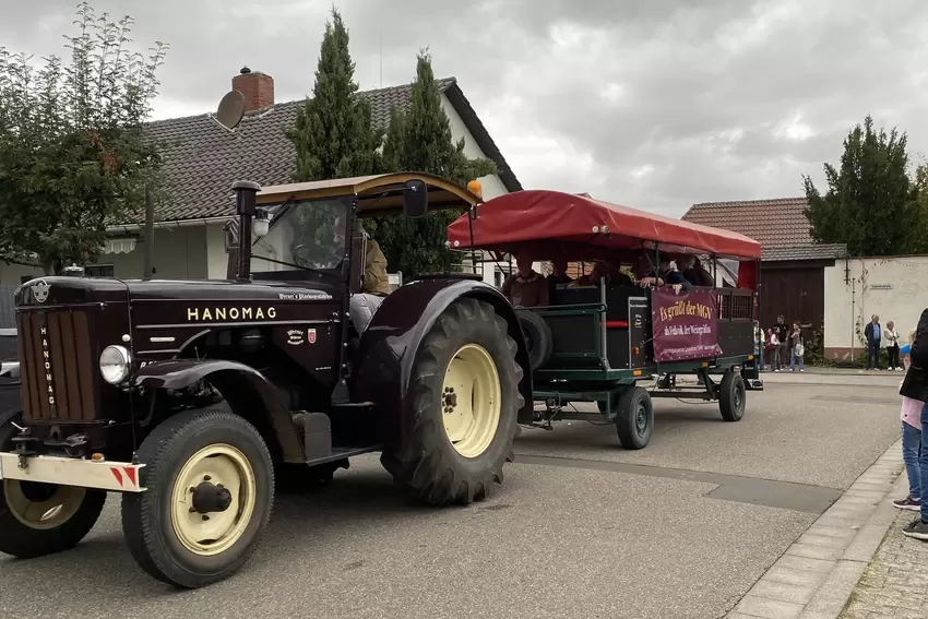 Der Männergesangverein Sausenheim mit beeindruckendem Traktor als Zugmaschine.