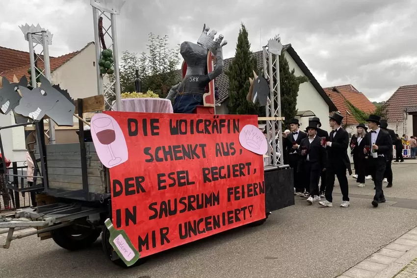 Das Sausenheimer Kerwekomitee mit seinem Wagen beim Sausenheimer Kerweumzug 2025.