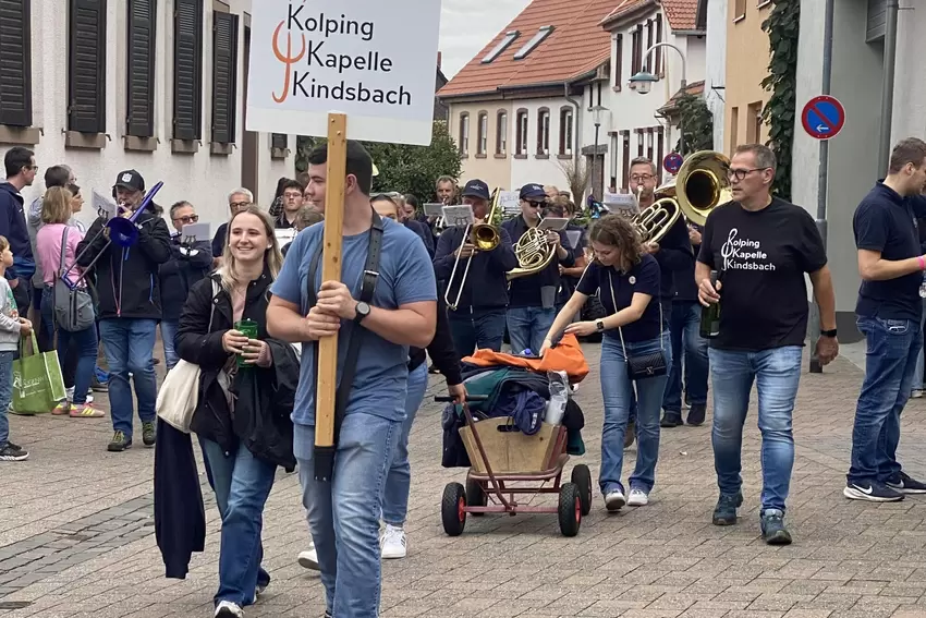 Die Kolpingkapelle Kindsbach sorgte für unterhaltsame Umzugsmusik.