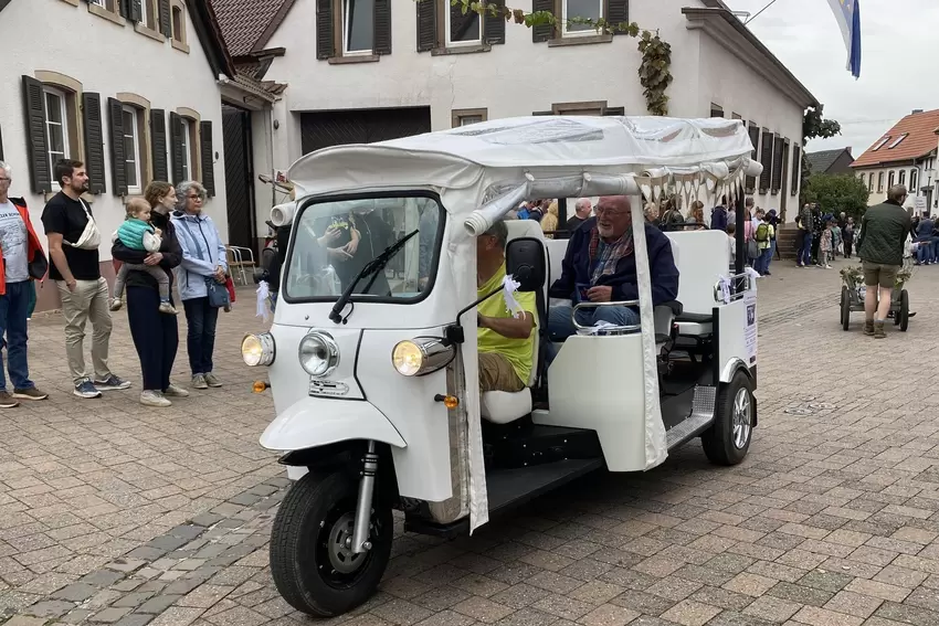 Mit dem Elektro-Tuk-Tuk mit von der Partie: Ewald Lück aus Neuleiningen.