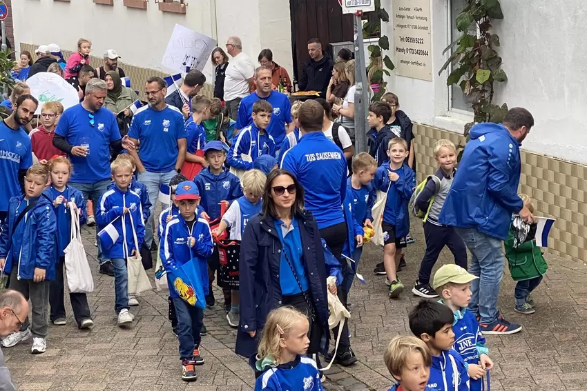 Der TuS Sausenheim bildete die größte Gruppe beim Sausenheimer Kerweumzug 2025.