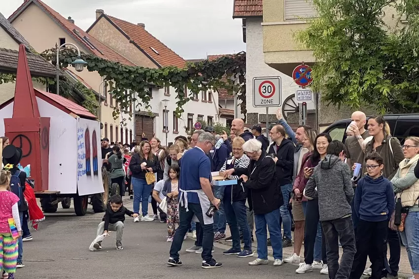 Kaum ein Durchkommen möglich – an der Kreuzung in der Dorfmitte.