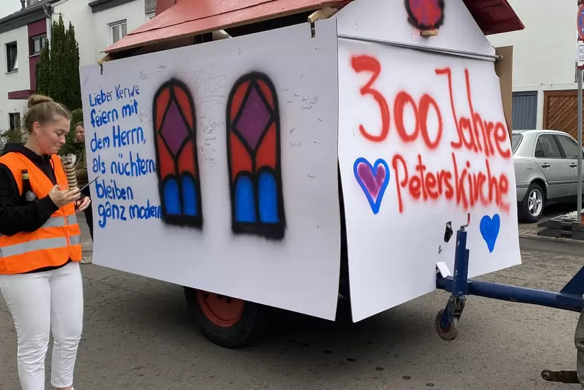 Der Umzugswagen, der von Pfarrer Markutzik im Traktor gezogen wurde.