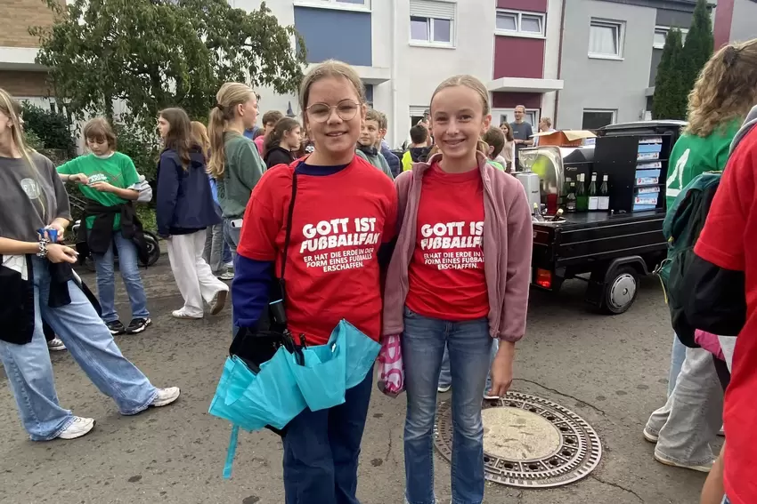 Zwei Mädels aus der evangelischen Jugend waren der Meinung: Gott ist Fußball-Fan.