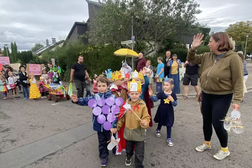 Die Kita-Kinder aus Sausenheim waren beim Sausenheimer Kerweumzug 2025 als Wein-Königinnen, -Könige und Weinträubchen mit dabei.