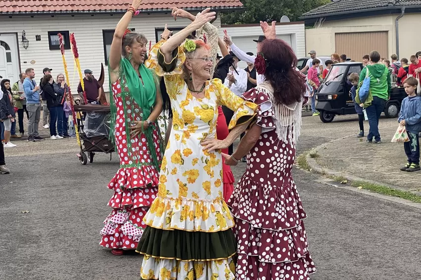 Die Flamenco-Gruppe zog die Aufmerksamkeit auf sich.
