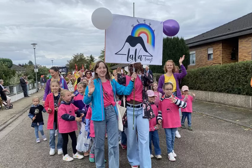 Das Tanzstudio »LaVa tanzt« aus Grünstadt führte mit rund 25 Kindern den Sausenheimer Kerweumzug 2025 an.