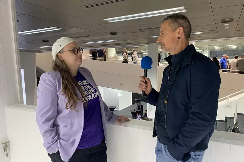 RHEINPFALZ-Redaktionsleiter Steffen Gierescher im Gespräch mit Michaela Schneider-Wettstein (Volt).