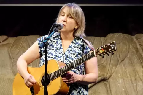 Die deutsch-amerikanische Singer-Songwriterin Vanessa Novak bei ihrem Auftritt in Kaiserslautern. 