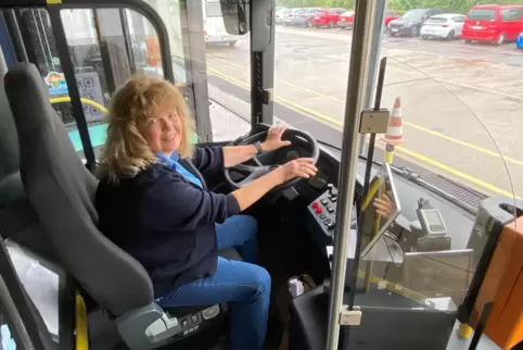 Regina Landau-Greiner ist seit rund 35 Jahren mit dem Bus unterwegs – und zählt zu den beliebtesten Fahrerinnen Deutschlands. 