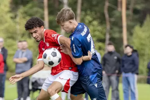 Traf bei der TSG Hoffenheim zweimal für die U19 des 1. FCK: Marvin Yüsün (links), hier in der Partie gegen den Karlsruher SC.