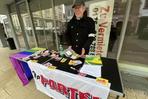 Im Januar, vor der Bundestagswahl, hatte Aaron Schmidt für die Partei noch Unterstützer-Unterschriften gesammelt. Im Januar, vor der Bundestagswahl, hatte Aaron Schmidt für die Partei noch Unterstützer-Unterschriften gesammelt.