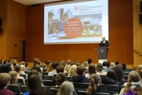 Hochschul- Präsident Gunther Piller heißt die neuen "Erstis" in der Aula willkommen.