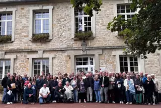 Mehr als 60 Hütschenhausener waren zu Besuch in der Partnerschaftsgemeinde Précy-sur-Oise, hier vor dem Schloss im Parc des Érab
