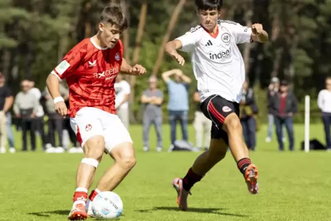  Nichita Cucuruz (links), hier im Spiel gegen Frankfurt, erzielte in Mainz den Siegtreffer für die U17 des FCK. 