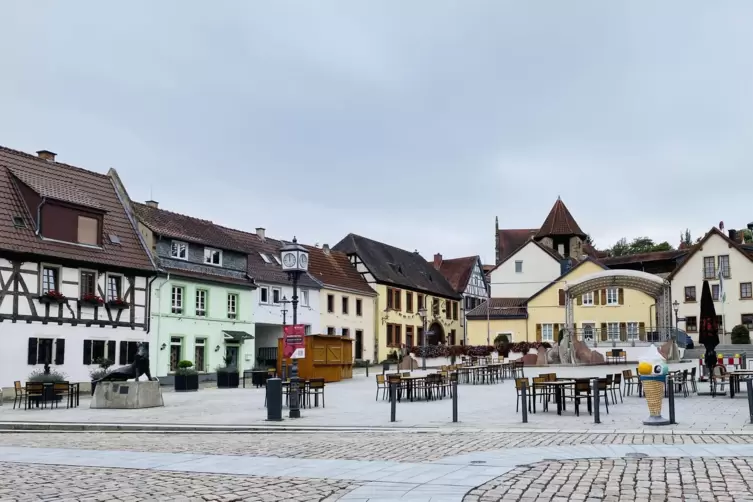 Auf dem R&ouml;merplatz findet immerhin donnerstags der After-Work-Weinabend statt und freitags der Wochenmarkt. Dann ist die Stadt b
