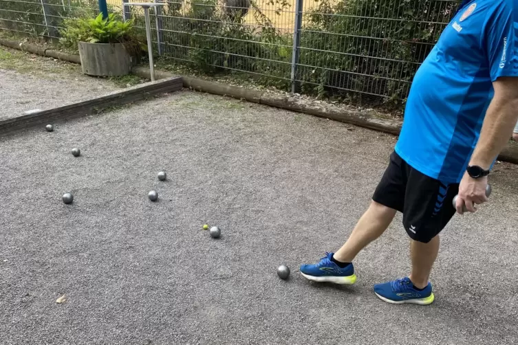 Nachdem jedes Team seine Kugeln geworfen hat, geht es ans Z&auml;hlen.