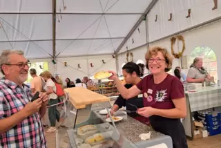 Im Festzelt an der Kuchentheke war Violetta Gießler in ihrem Element. Was zum Schluss übrig blieb, wurde an die Tafel und Behind