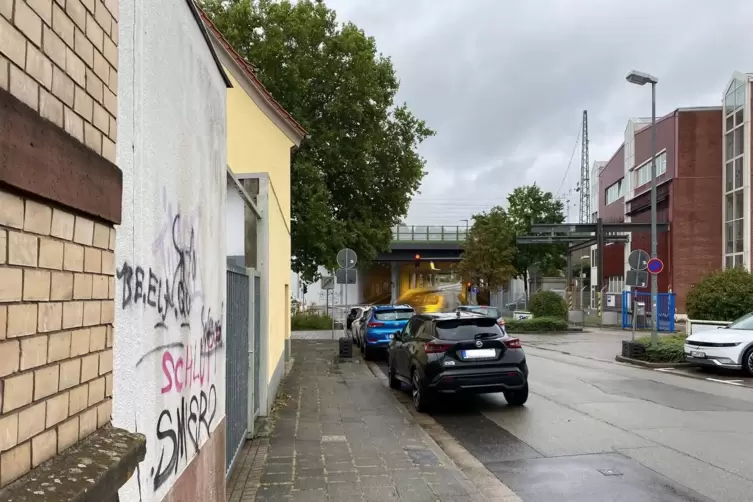 Gro&szlig;e und kleine Graffiti finden sich an vielen Hausw&auml;nden (hier in der Karcherstra&szlig;e) im Stadtgebiet. 