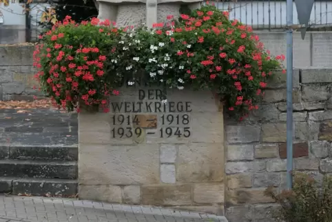 Am Kriegerdenkmal in Berghausen fehlt aktuell die „5“. 