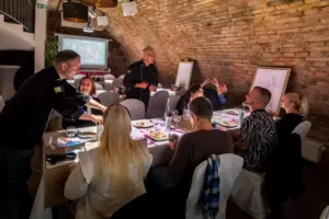 „7 Paintings“: besonderes Gastronomie-Konzept im Gewölbekeller von Stefan Walch (hinten).