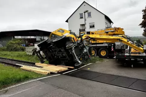 Der Bagger blockiert die Gleise. 