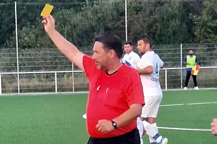 Andreas Schlick leitet nicht nur Fu&szlig;ballspiele, sondern auch die Schiedsrichter-Abteilung des 1. FC 23 Hambach.