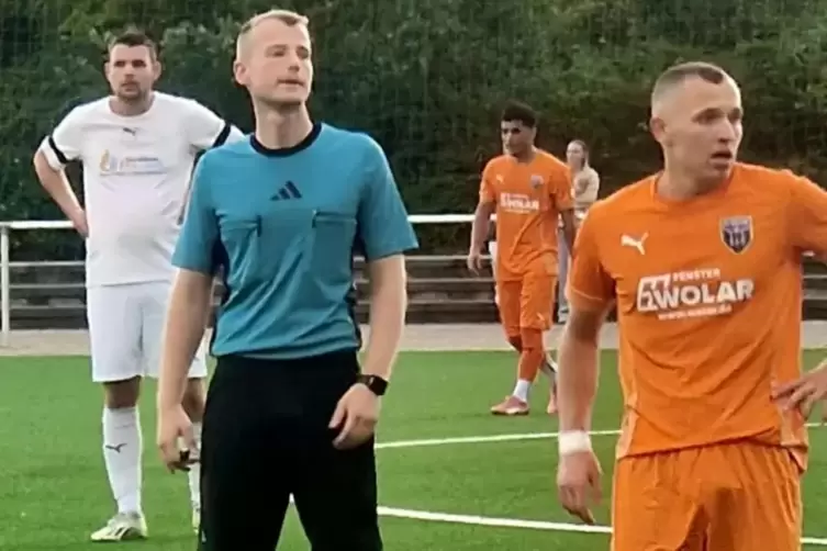 Luca Weber (Mitte) hat fr&uuml;h mit dem Fu&szlig;ballspielen aufgeh&ouml;rt. Jetzt engagiert er sich als Schiedsrichter.