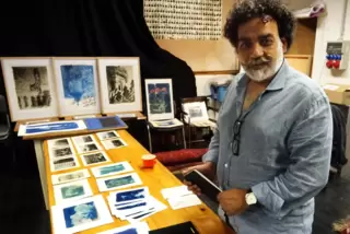 Zeigte bei den Offenen Ateliers, wie er arbeitet: Hamdy Reda, Fotograf und Maler ais Kairo im Bühnenraum der Künstlerwerkgemeins
