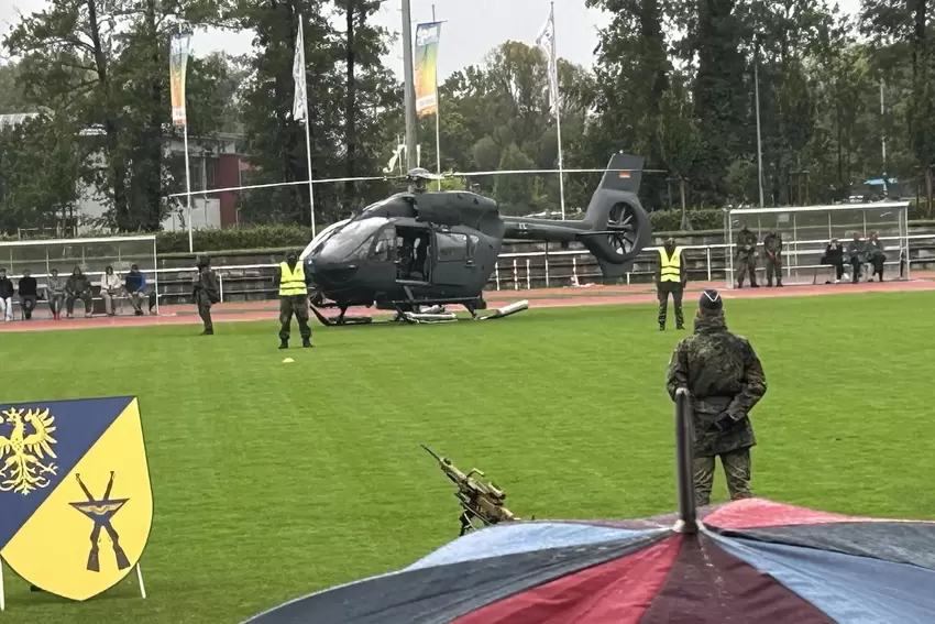 Der Hubschrauber hob zu Beginn der Veranstaltung ab und drehte noch eine tiefe Runde.