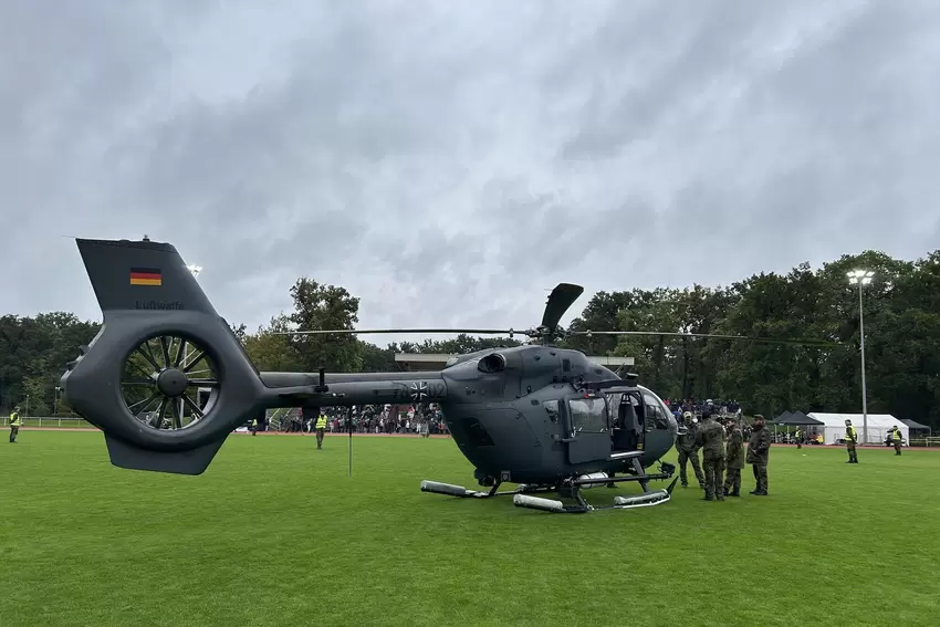 Die Besatzung des Hubschraubers fliegt zum Beispiel Einsätze bei Überschwemmungen.